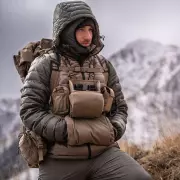 eberlestock-recon-modular-bino-pack-dry-earth-in-the-field-06226.webp