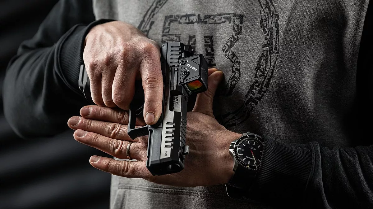 Pistole s kolimátorem Aimpoint COA