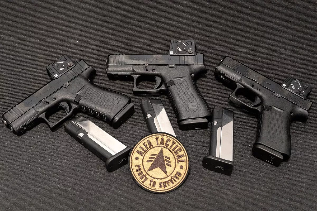 Pistole s kolimátorem Aimpoint COA
