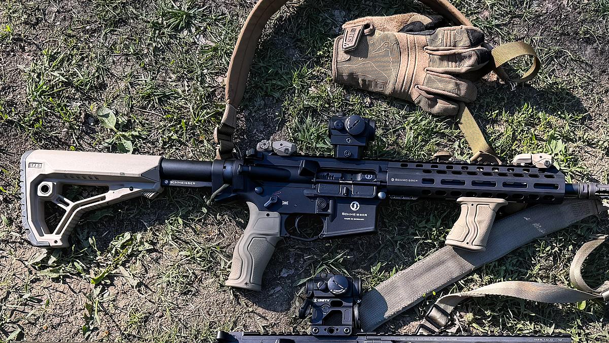 Pistole s kolimátorem Aimpoint COA