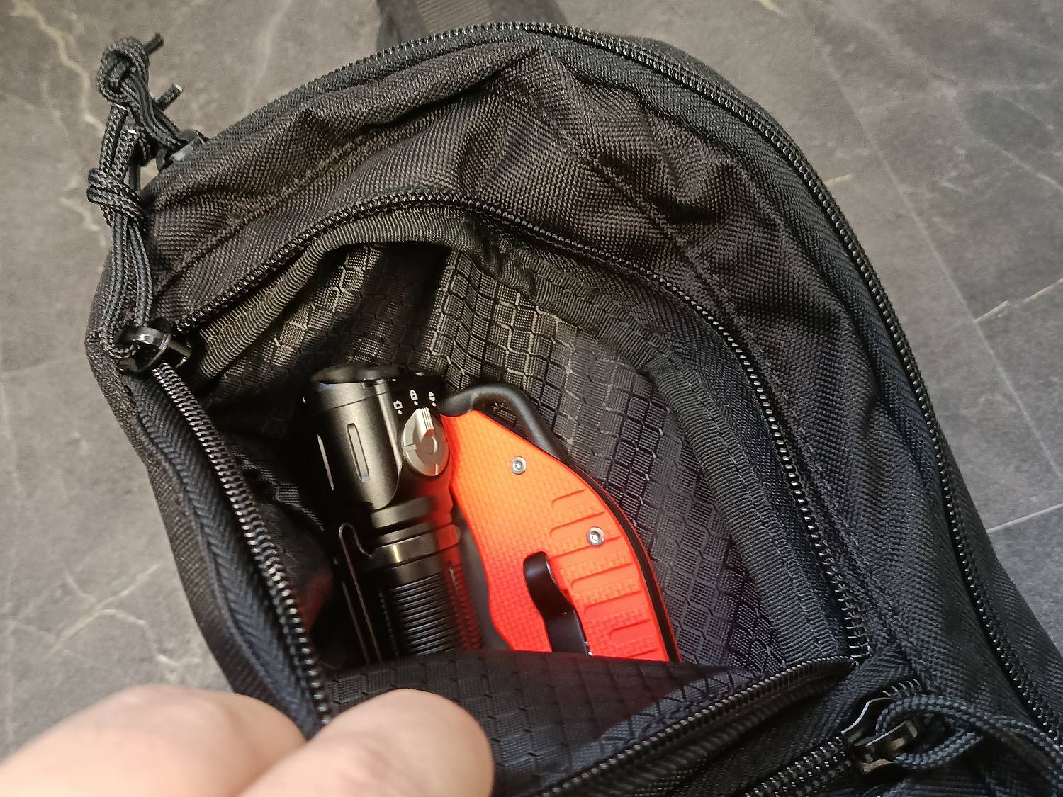 Crossbody ledvinka pro skryté nošení zbraně Falco G122