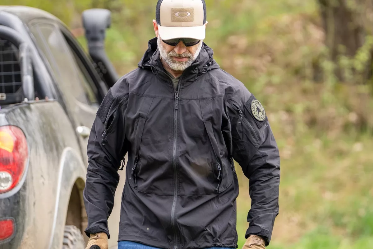 VYZKOUŠENO: Helikon Trooper Mk2 – univerzální softshell pro střelnici, outdoor i běžné nošení